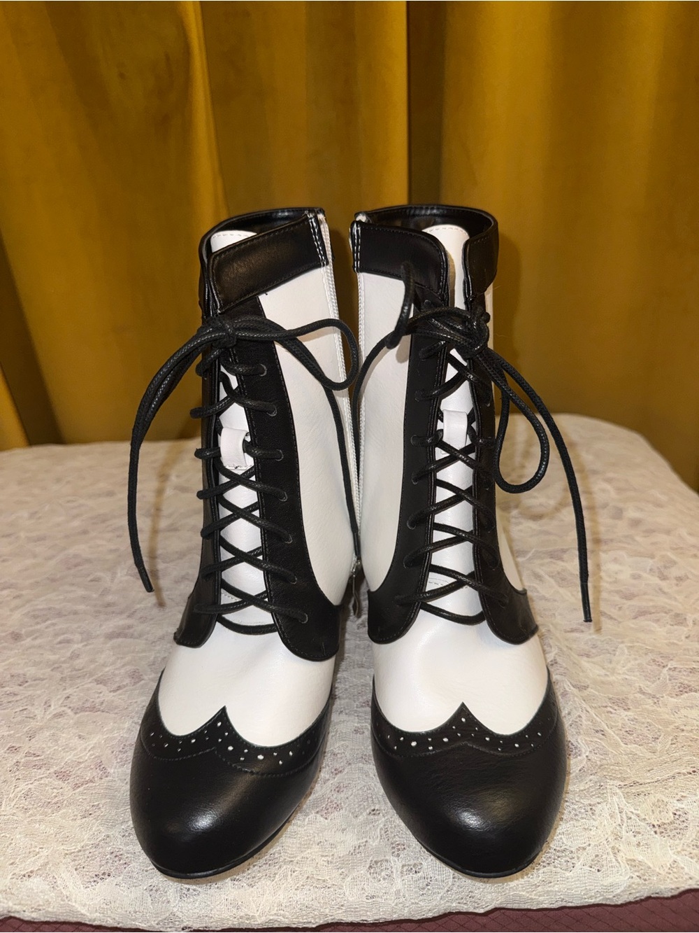 🖤 New/Never Worn Hun London Classic Two-Tone Black & White Lace-Up Women's Boots